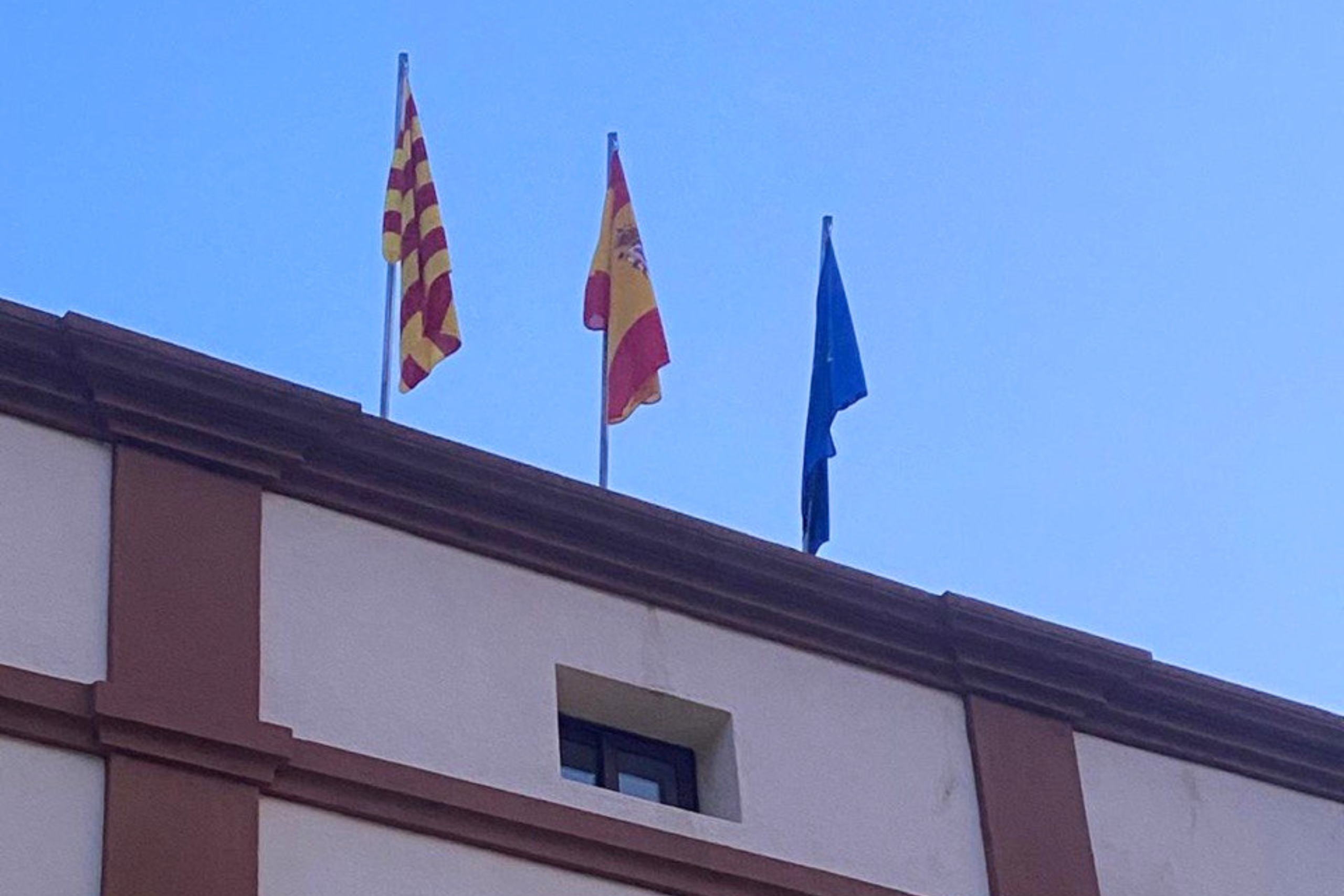 Impulso Ciudadano logra que el ayuntamiento de Cabrils coloque finalmente la bandera de España en su fachada
